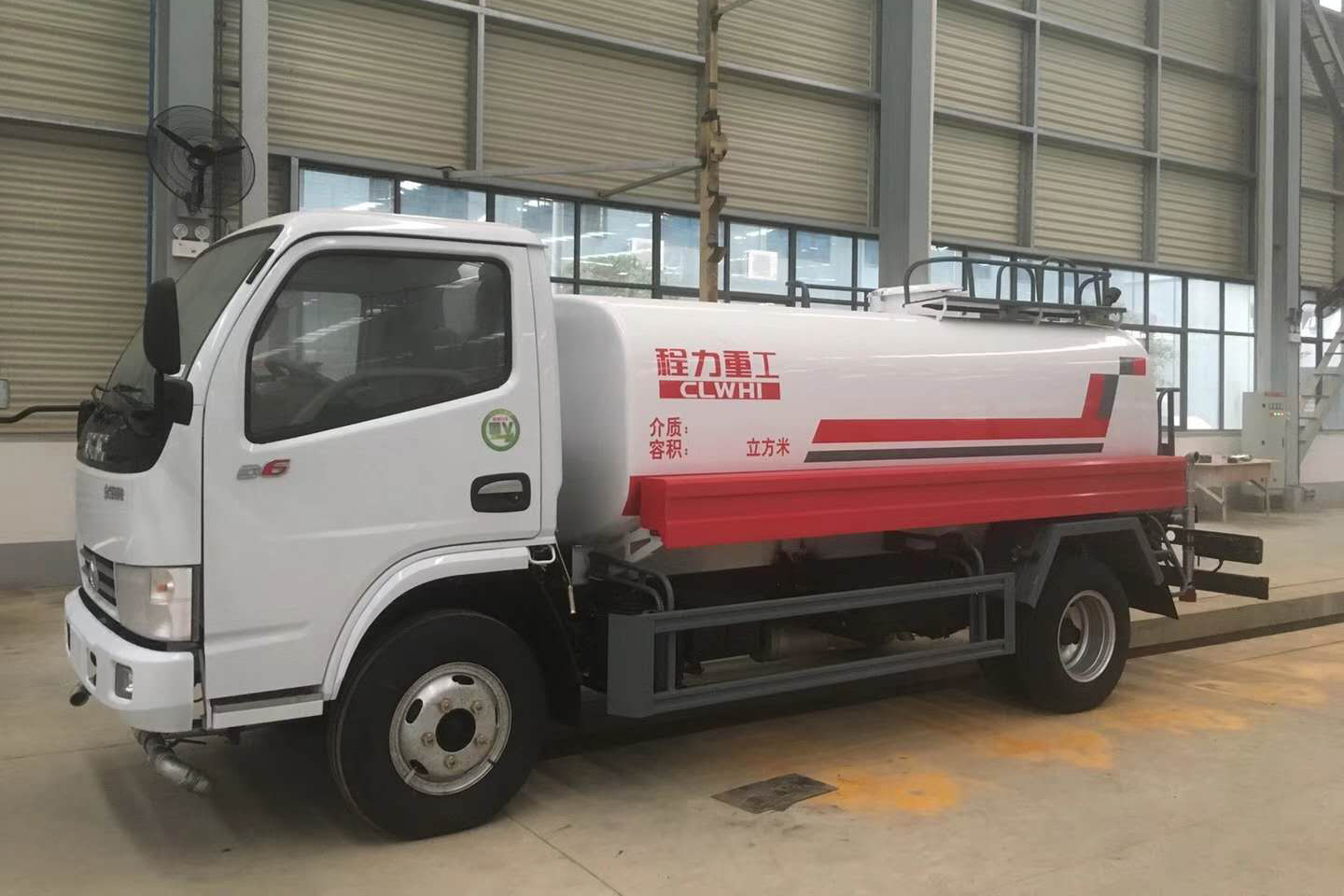 東風(fēng)多利卡3800軸距8.5頓灑水車帶駕駛室內(nèi)控制1臺